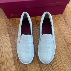 White snakeskin pattern white slide on shoes